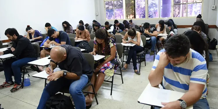 Alunos concentrados durante prova do Encceja, destacando a importância de prestar atenção aos detalhes do exame.