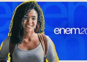 Estudante sorrindo com mochila ao lado do logo do Enem 2026, destacando a importância dos prazos.