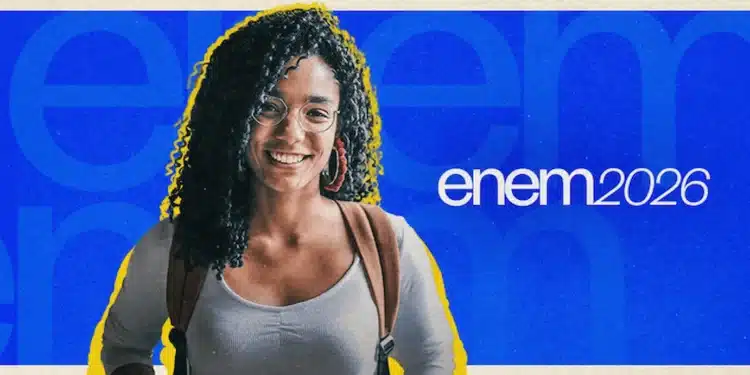 Estudante sorrindo com mochila ao lado do logo do Enem 2026, destacando a importância dos prazos.