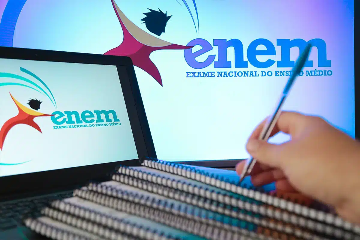 Tela com a página do Enem exibida em notebook enquanto estudante faz anotações sobre a isenção da taxa do Enem 2026.