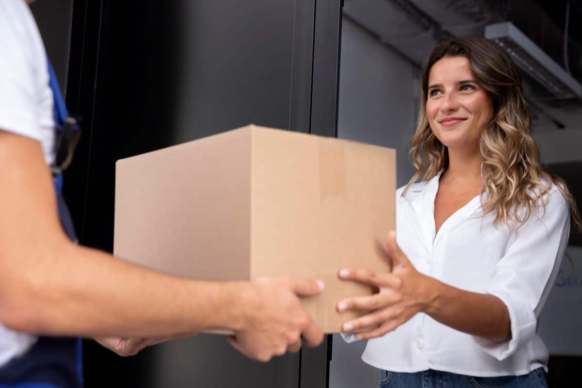 Mulher recebendo encomenda.