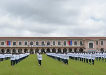 Formação de novos cadetes na Escola Preparatória de Cadetes do Exército (EsPCEx) durante cerimônia.