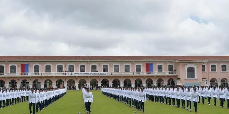 Formação de novos cadetes na Escola Preparatória de Cadetes do Exército (EsPCEx) durante cerimônia.