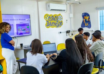 Jovens participam de aula de informática em unidade do Espaço da Juventude no Rio de Janeiro.