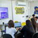 Jovens participam de aula de informática em unidade do Espaço da Juventude no Rio de Janeiro.