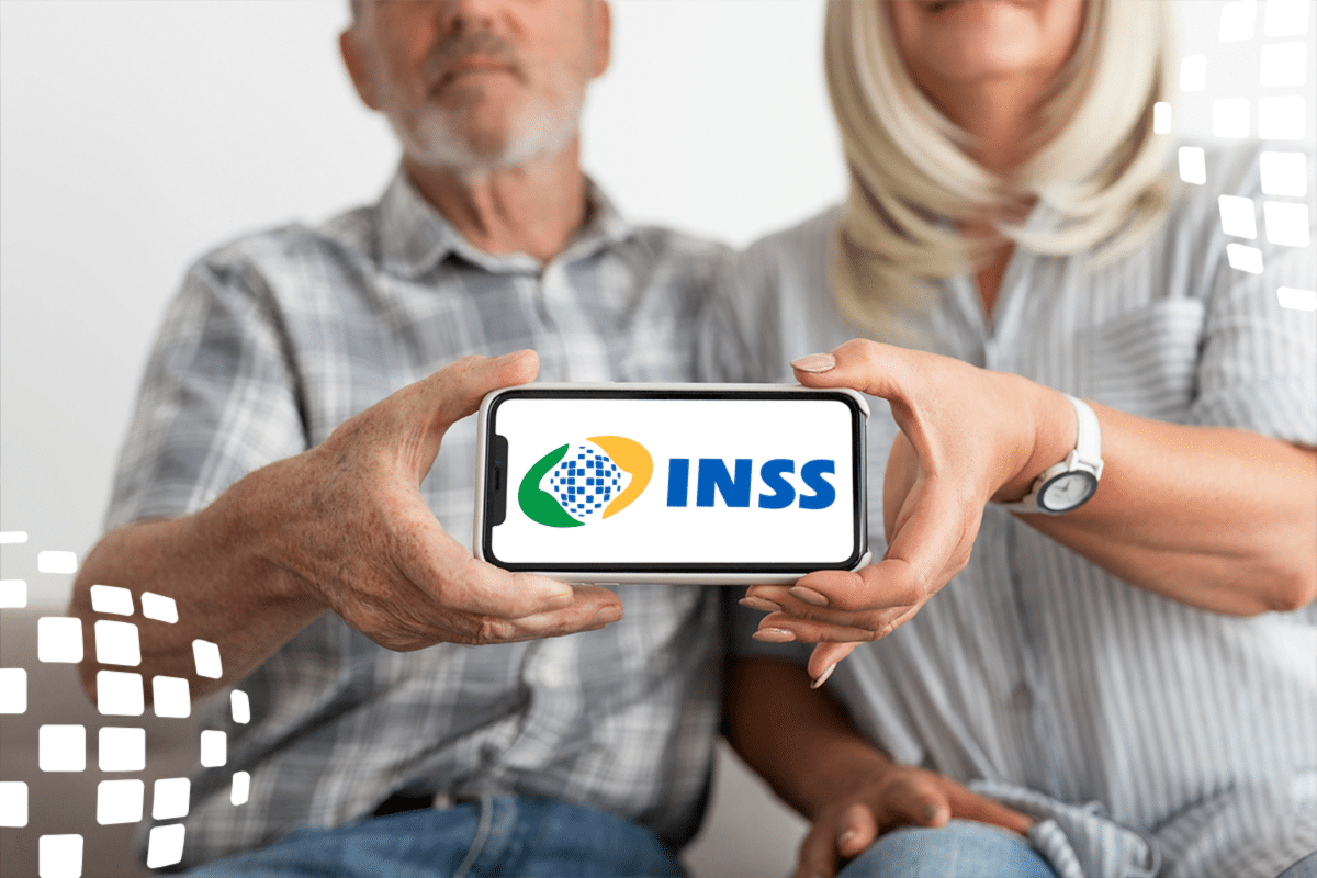 Casal de idosos segurando um celular com o logo do INSS visível, ilustrando a importância do uso da tecnologia para evitar erros no processo de aposentadoria.