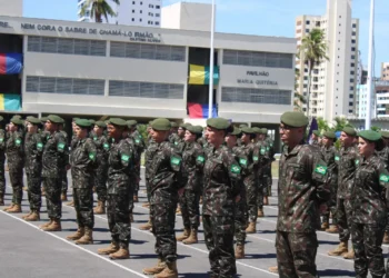 Soldados do Exército Brasileiro em formação durante atividade militar em quartel.