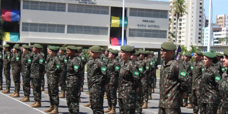 Soldados do Exército Brasileiro em formação durante atividade militar em quartel.