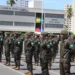 Soldados do Exército Brasileiro em formação durante atividade militar em quartel.