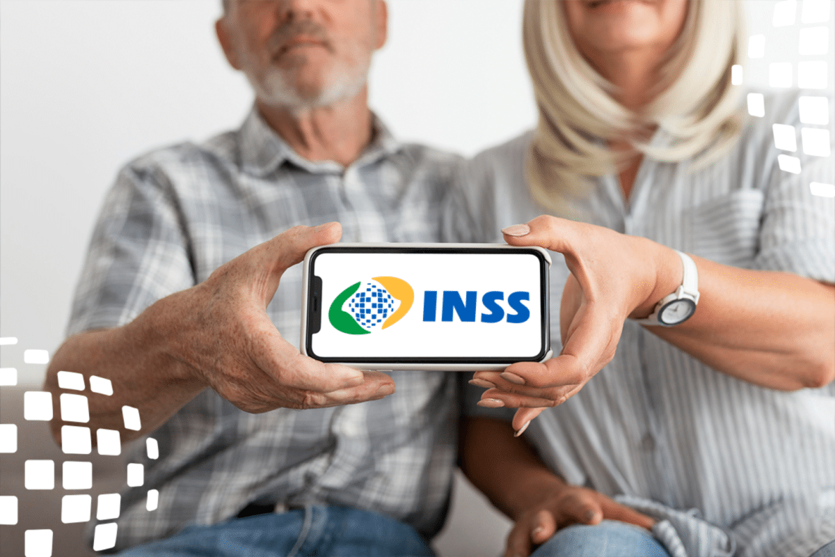 Casal com celular mostrando logo do INSS sobre fechamento das agências nos dias 20 e 21 de abril.