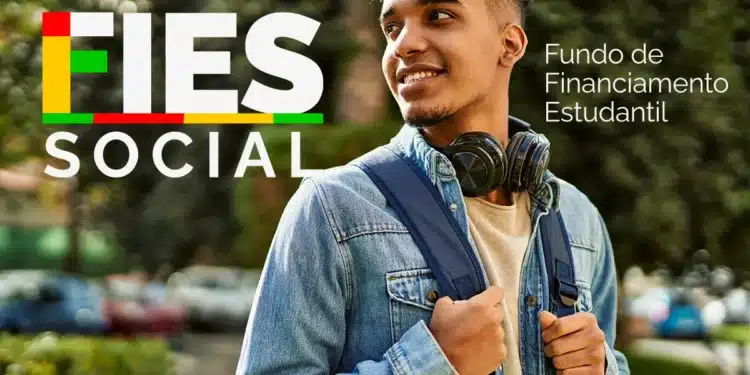 Estudante universitário com mochila e fones de ouvido representando inscrições abertas do Fies para vagas remanescentes.