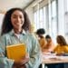 Estudante sorrindo com livros, representando o aumento da bolsa-estágio para 14 mil alunos.