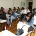 Estudantes participando de atividades educacionais, representando os cursos gratuitos oferecidos pelo Governo de SP na Baixada Santista.