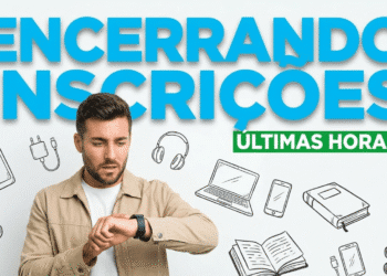 Homem com expressão de preocupação olha atentamente para o relógio.