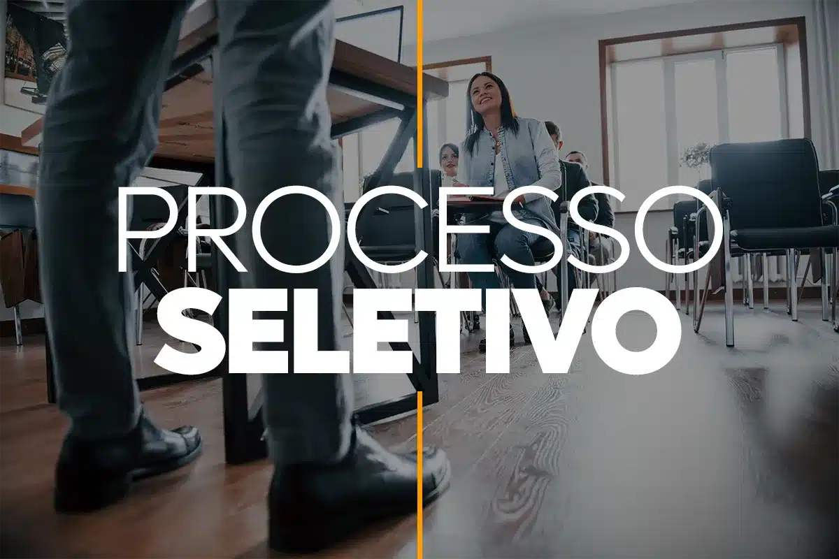Imagem mostrando profissionais em um processo seletivo da Prefeitura de Maceió, destacando o título 'Processo Seletivo' e as informações sobre vagas abertas e salários.