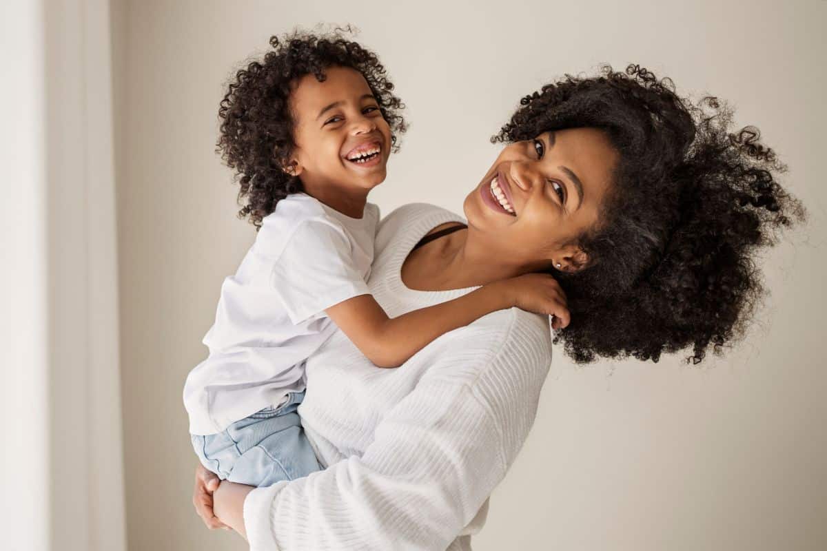 Mãe e filho sorrindo em momento de alegria e conexão familiar.