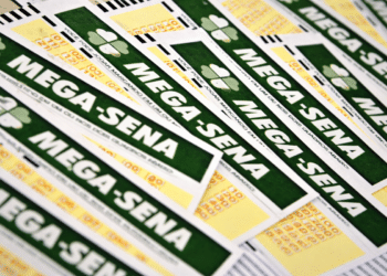 Imagem mostrando vários bilhetes da Mega-Sena, com destaque para o logotipo verde e o trevo de quatro folhas, representando o prêmio acumulado de R$ 40 milhões.