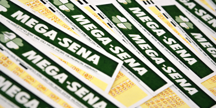 Imagem mostrando vários bilhetes da Mega-Sena, com destaque para o logotipo verde e o trevo de quatro folhas, representando o prêmio acumulado de R$ 40 milhões.
