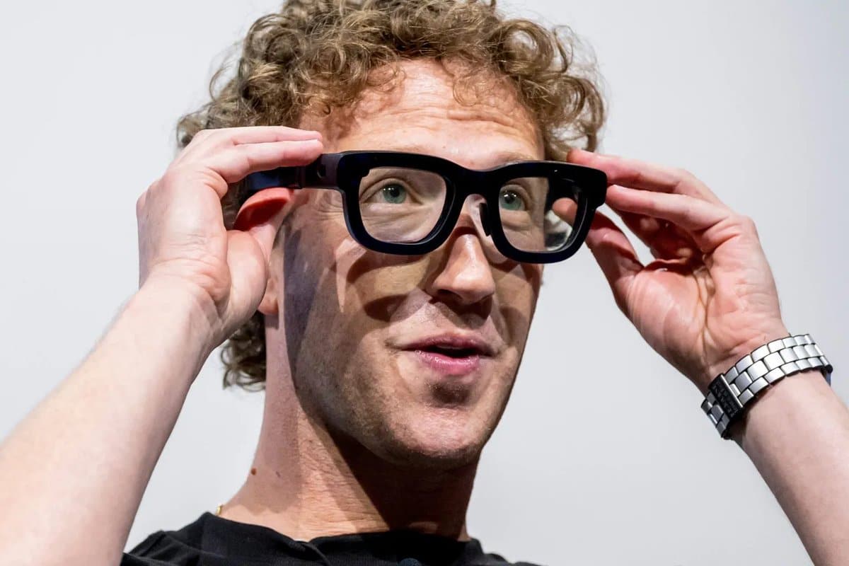 "Mark Zuckerberg usando os novos óculos inteligentes Ray-Ban Meta Blayzer Optics e Meta Scriber Optics.