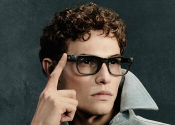 Modelo de óculos inteligentes Ray-Ban com lentes de grau, lançados pela Meta, sendo usado por um modelo masculino.