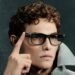 Modelo de óculos inteligentes Ray-Ban com lentes de grau, lançados pela Meta, sendo usado por um modelo masculino.