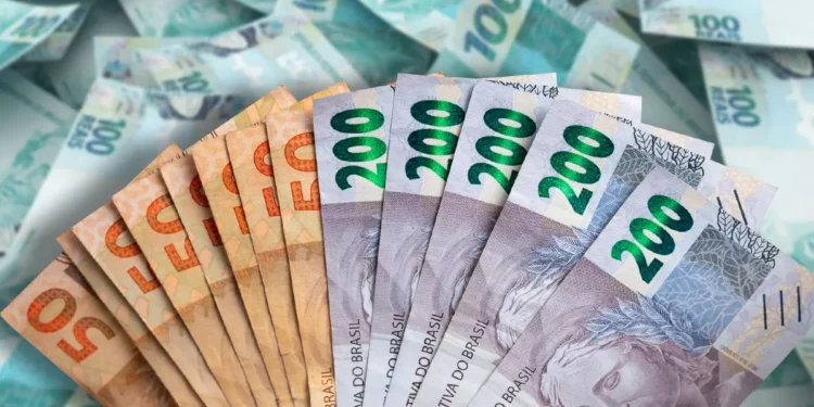 Notas de real brasileiras organizadas em leque simbolizando crédito e renegociação de dívidas.