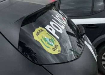 Carros da Polícia Civil do Estado do Ceará estacionados, com destaque para o logo da Polícia Civil e o estado do Ceará.