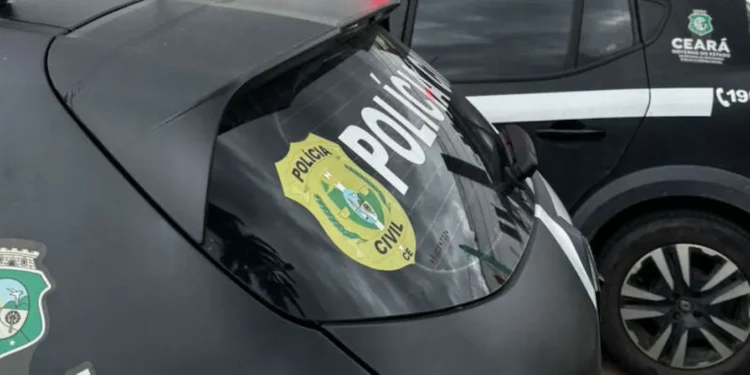 Carros da Polícia Civil do Estado do Ceará estacionados, com destaque para o logo da Polícia Civil e o estado do Ceará.