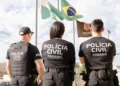 Policiais da Polícia Civil do Paraná posando em frente às bandeiras, representando atualizações sobre o concurso com três bancas na disputa.