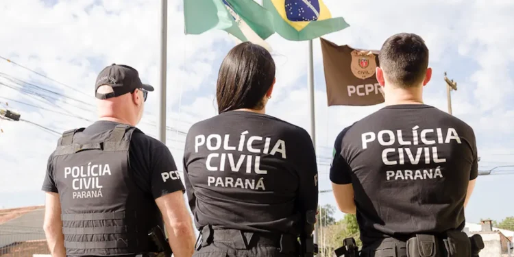 Policiais da Polícia Civil do Paraná posando em frente às bandeiras, representando atualizações sobre o concurso com três bancas na disputa.
