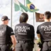 Policiais da Polícia Civil do Paraná posando em frente às bandeiras, representando atualizações sobre o concurso com três bancas na disputa.