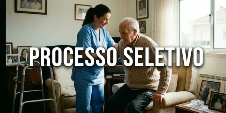Cuidadora auxiliando idoso a levantar do sofá ilustrando o processo seletivo para vaga de cuidador.