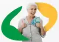 Aposentada feliz segurando notas de 100 reais.