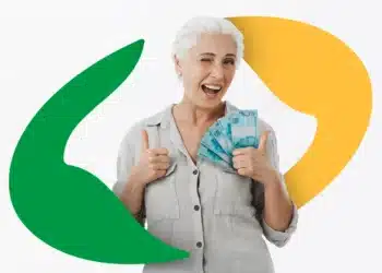 Aposentada feliz segurando notas de 100 reais.