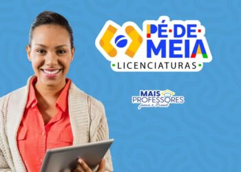 Jovem professora sorrindo segura tablet ao lado do logo Pé-de-Meia Licenciaturas e Mais Professores Brasil.