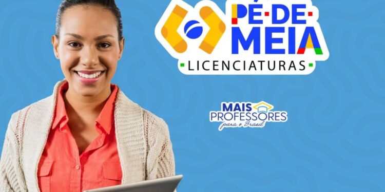 Jovem professora sorrindo segura tablet ao lado do logo Pé-de-Meia Licenciaturas e Mais Professores Brasil.
