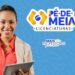 Jovem professora sorrindo segura tablet ao lado do logo Pé-de-Meia Licenciaturas e Mais Professores Brasil.