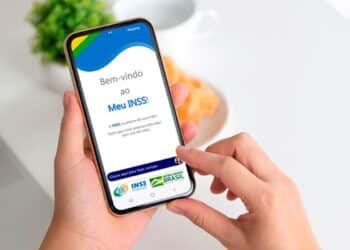 Segurado acessando aplicativo Meu INSS no celular para solicitar benefício por incapacidade sem perícia presencial.