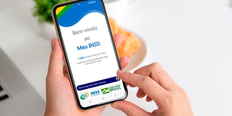 Segurado acessando aplicativo Meu INSS no celular para solicitar benefício por incapacidade sem perícia presencial.
