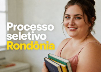 Jovem mulher sorridente segurando livros coloridos com texto "Processo seletivo Rondônia" sobreposto.