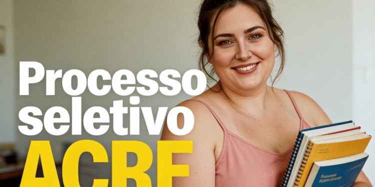 Jovem sorridente de blusa rosa segurando cadernos e livros, com texto "Processo seletivo ACRE" em destaque.