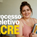 Jovem sorridente de blusa rosa segurando cadernos e livros, com texto "Processo seletivo ACRE" em destaque.