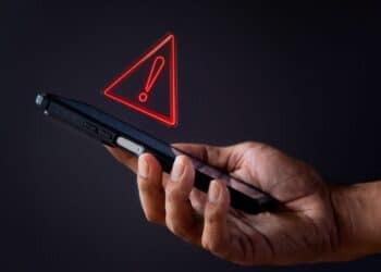 Alerta de golpe via WhatsApp sobre bloqueio de Pix e contas bancárias com notificação falsa de pendências no CPF.