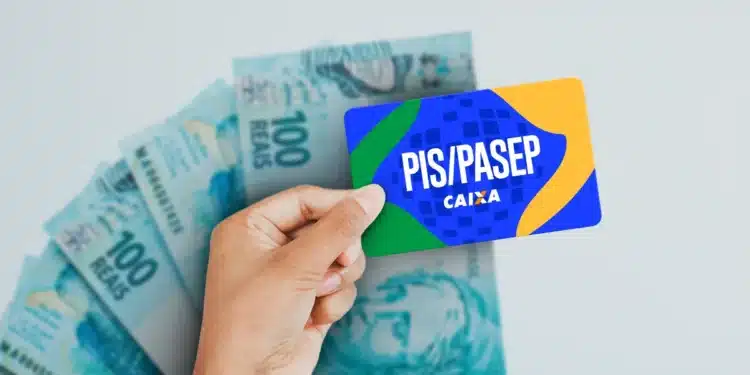 Cartão PIS/PASEP da Caixa sobre notas de R$ 100,00.