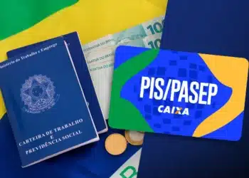 Imagem ilustrativa sobre o processo de solicitação do ressarcimento PIS/Pasep 2026, com documentos e cartão da Caixa.
