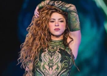 Cantora em apresentação com figurino verde durante anúncio de evento em Copacabana.