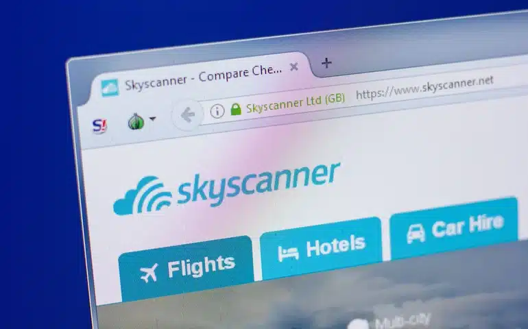 Interface do Skyscanner mostrando opções de voos com integração ao ChatGPT para busca de passagens aéreas.