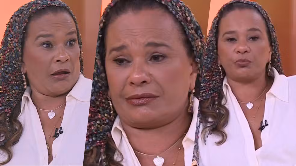 Mulher com expressão negativa.
