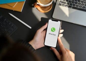 A imagem mostra o WhatsApp em um dispositivo móvel, com destaque para o novo recurso de resumos privados de múltiplos chats não lidos.