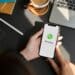 A imagem mostra o WhatsApp em um dispositivo móvel, com destaque para o novo recurso de resumos privados de múltiplos chats não lidos.